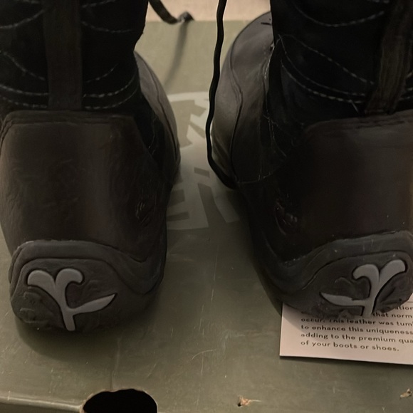 Timberland womens black primaloft 200 tall boot. Lace up. Bottom is waterproof. - Picture 5 of 8